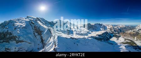 Paysage d'hiver panoramique aérien dans les Alpes suisses, célèbre station de ski Engelgerg - Titlis, Suisse, Europe Banque D'Images