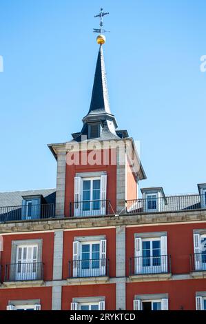 MADRID, ESPAGNE - 8 JUILLET 2023 : Plaza Mayor est un espace public majeur dans le cœur historique de Madrid, Espagne le 8 juillet 2023 Banque D'Images