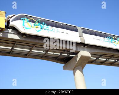 Le Caire, Égypte, septembre 28 2023 : installation d'un monorail égyptien sur sa voie par une grue, le monorail du Caire est un système de transport rapide mono-rail à deux lignes Banque D'Images