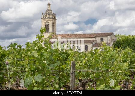 Médoc, Bordeaux, France - 6 juin 2019 - Eglise située dans un vignoble français derrière des vignes printanières Banque D'Images