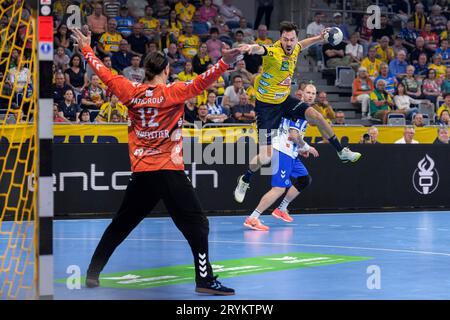 Mannheim, Deutschland. 01 octobre 2023. v. li. : Silvio Heinevetter (Torwart, TVB, 12), Patrick Groetzki (RNL, 24), Beim Sprungwurf, Wurf, Torwurf, action, Aktion, Spielszene, 01.10.2023, Mannheim (Deutschland), Handball, Bundesliga, Rhein-Neckar Löwen - TVB Stuttgart crédit : dpa/Alamy Live News Banque D'Images