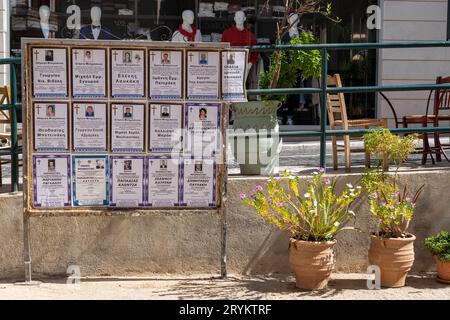 Todesanzeigen, veröffentlicht im Ort Agios Nikolaos, im östlichen Teil von Kreta, Griechenland, Agios Nikolaos *** Avis de décès publiés dans la ville d'Agios Nikolaos, dans la partie orientale de la Crète, Grèce, Agios Nikolaos. Crédit : Imago/Alamy Live News Banque D'Images