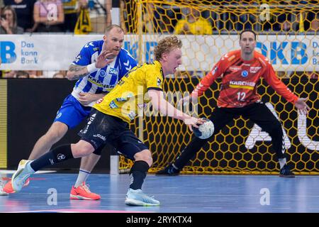 Mannheim, Deutschland. 01 octobre 2023. v. li. : Jonas Truchanovicius (TVB, 10), Gustav Davidsson (RNL, 22), Silvio Heinevetter (Torwart, TVB, 12), Zweikampf, Spielszene, Duell, duel, Tackle, Tackling, Dynamik, action, Aktion, 01.10.2023, Mannheim (Deutschland), Handball, Bundesliga, Rhein-Neckar Löwen - TVB Stuttgart crédit : dpa/Alamy Live News Banque D'Images