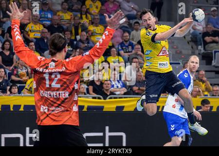 Mannheim, Deutschland. 01 octobre 2023. v. li. : Silvio Heinevetter (Torwart, TVB, 12), Patrick Groetzki (RNL, 24), Beim Sprungwurf, Wurf, Torwurf, action, Aktion, Spielszene, 01.10.2023, Mannheim (Deutschland), Handball, Bundesliga, Rhein-Neckar Löwen - TVB Stuttgart crédit : dpa/Alamy Live News Banque D'Images