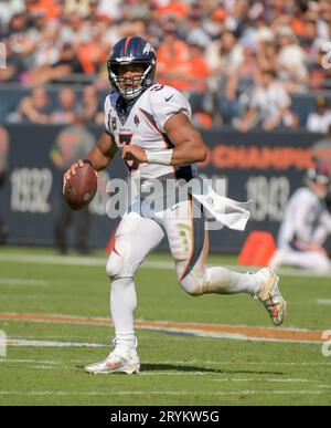 Chicago, États-Unis. 01 octobre 2023. Le quarterback des Broncos de Denver Russell Wilson (3) cherche un receveur ouvert contre les Bears de Chicago au Soldier Field à Chicago le dimanche 1 octobre 2023. Broncos a gagné 31-28. Photo de Mark Black/UPI crédit : UPI/Alamy Live News Banque D'Images