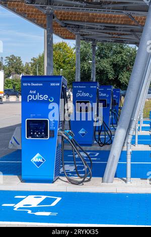 ARAL PULSE E-Ladestation an der Autobahn A3, Anschlussstelle Rees, à Isselburg, 4 Schnellladepunkte für 8 Elektrofahrzeuge, NRW, Deutschland Schnellladesäulen *** borne de recharge ARAL PULSE E sur l'autoroute A3, jonction Rees, Isselburg, 4 bornes de recharge rapide pour 8 véhicules électriques, NRW, Allemagne crédit : Imago/Alamy Banque D'Images