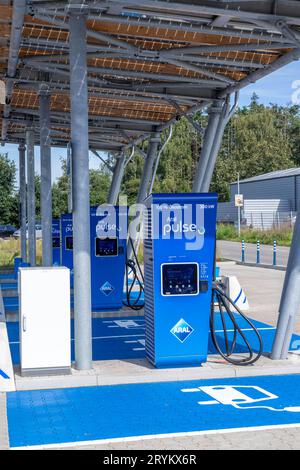 ARAL PULSE E-Ladestation an der Autobahn A3, Anschlussstelle Rees, à Isselburg, 4 Schnellladepunkte für 8 Elektrofahrzeuge, NRW, Deutschland Schnellladesäulen *** borne de recharge ARAL PULSE E sur l'autoroute A3, jonction Rees, Isselburg, 4 bornes de recharge rapide pour 8 véhicules électriques, NRW, Allemagne crédit : Imago/Alamy Banque D'Images