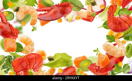 Ingrédients de salade de fruits de mer tombant isolés sur fond blanc Banque D'Images