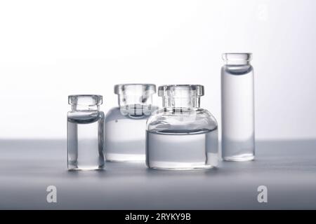 Différentes bouteilles d'eau sur un fond clair. Il peut s'adapter au thème des cosmétiques, du verre et de la fraîcheur. Banque D'Images