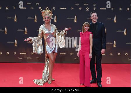 Olivia Jones, Steffen Hallaschka mit Ehefrau Anne-Katrin Hallaschka kommt zur Gala und Verleihung des Deutschen Fernsehpreis in Köln. *** Olivia Jones, Steffen Hallaschka et sa femme Anne Katrin Hallaschka arrivent au gala et à la cérémonie de remise des prix de la télévision allemande à Cologne Credit : Imago/Alamy Live News Banque D'Images
