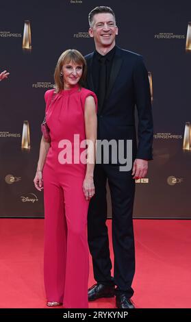 Steffen Hallaschka mit Ehefrau Anne-Katrin Hallaschka kommt zur Gala und Verleihung des Deutschen Fernsehpreis à Köln. *** Steffen Hallaschka et sa femme Anne Katrin Hallaschka arrivent au gala et à la cérémonie de remise des prix de la télévision allemande à Cologne Credit : Imago/Alamy Live News Banque D'Images