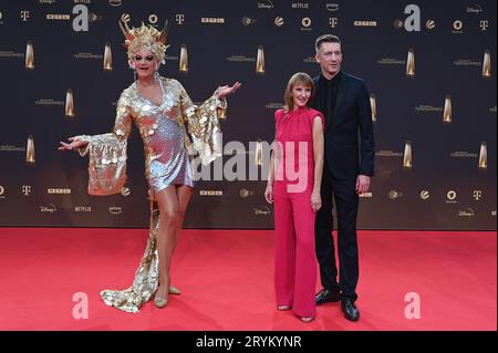 Olivia Jones, Steffen Hallaschka mit Ehefrau Anne-Katrin Hallaschka kommt zur Gala und Verleihung des Deutschen Fernsehpreis in Köln. *** Olivia Jones, Steffen Hallaschka et sa femme Anne Katrin Hallaschka arrivent au gala et à la cérémonie de remise des prix de la télévision allemande à Cologne Credit : Imago/Alamy Live News Banque D'Images