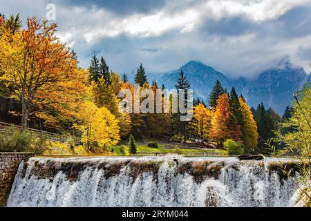 La cascade sur le lac Fuzine Banque D'Images