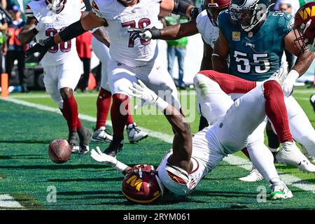 1 octobre 2023 : les commandants de Washington, Brian Robinson Jr. (8 ans), fouillent le ballon dans la zone finale lors de la première mi-temps contre les Eagles de Philadelphie à Philadelphie, en Pennsylvanie. Eric Canha/CSM Banque D'Images