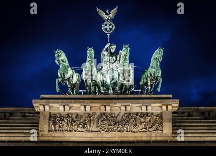 La statue Quadriga au sommet de la porte de Brandebourg, Berlin, Allemagne Banque D'Images