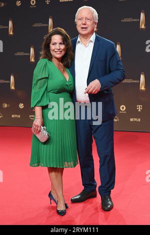 WDR-Intendant Tom Buhrow und seine Freundin Daniela Boff kommt zur Gala und Verleihung des Deutschen Fernsehpreis à Köln. *** Le Directeur général du WDR Tom Buhrow et sa petite amie Daniela Boff assistent au gala et à la cérémonie de remise du Prix de la télévision allemande à Cologne Credit : Imago/Alamy Live News Banque D'Images