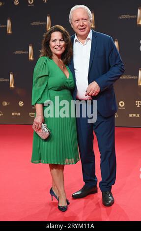 WDR-Intendant Tom Buhrow und seine Freundin Daniela Boff kommt zur Gala und Verleihung des Deutschen Fernsehpreis à Köln. *** Le Directeur général du WDR Tom Buhrow et sa petite amie Daniela Boff assistent au gala et à la cérémonie de remise du Prix de la télévision allemande à Cologne Credit : Imago/Alamy Live News Banque D'Images