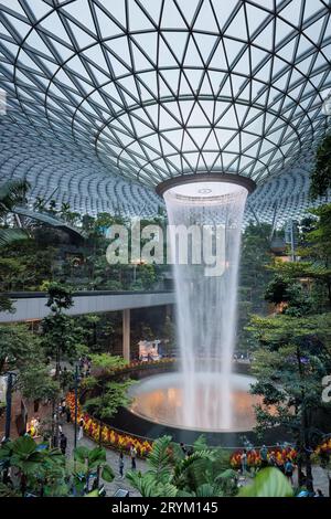 L'aéroport de Singapour tourbillonnaire et le chemin de fer au milieu d'une végétation luxuriante Banque D'Images