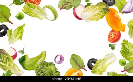 Feuilles de salade fraîches, mélange de légumes coupés, cadre d'ingrédients alimentaires sains Banque D'Images