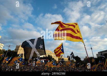 Barcelone, Espagne. 01 octobre 2023. Des drapeaux de l'indépendance sont vus au-dessus d'une foule de manifestants à l'occasion du sixième anniversaire du référendum unilatéral en Catalogne sur la Plaza de Catalunya. Convoqués par le Conseil de la République de Catalogne, des centaines de manifestants ont suivi l’événement du sixième anniversaire du référendum unilatéral en Catalogne le 1 octobre 2017. Crédit : SOPA Images Limited/Alamy Live News Banque D'Images