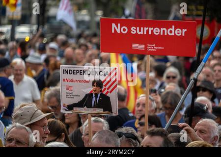 Barcelone, Espagne. 01 octobre 2023. Les manifestants brandissent des pancartes pour l'indépendance de la Catalogne à l'occasion du sixième anniversaire du référendum unilatéral en Catalogne sur la Plaza de Catalunya. Convoqués par le Conseil de la République de Catalogne, des centaines de manifestants ont suivi l’événement du sixième anniversaire du référendum unilatéral en Catalogne le 1 octobre 2017. Crédit : SOPA Images Limited/Alamy Live News Banque D'Images