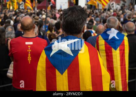 Barcelone, Espagne. 01 octobre 2023. Des manifestants sont vus drapés de drapeaux sur le dos à l'occasion du sixième anniversaire du référendum unilatéral en Catalogne sur la Plaza de Catalunya. Convoqués par le Conseil de la République de Catalogne, des centaines de manifestants ont suivi l’événement du sixième anniversaire du référendum unilatéral en Catalogne le 1 octobre 2017. Crédit : SOPA Images Limited/Alamy Live News Banque D'Images