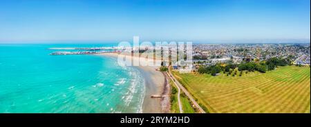 Timaru ville portuaire industrielle sur la côte est Pacifique de l'île du Sud en Nouvelle-Zélande - panorama aérien panoramique. Banque D'Images