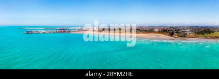 Panorama aérien côtier de la ville portuaire de Timaru en Nouvelle-Zélande sur l'île du Sud - pittoresque plage Caroline sur le front de mer de la ville. Banque D'Images