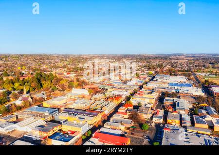 Vue aérienne sur le centre-ville d'Armidate sur le plateau des Highlands en Australie. Banque D'Images