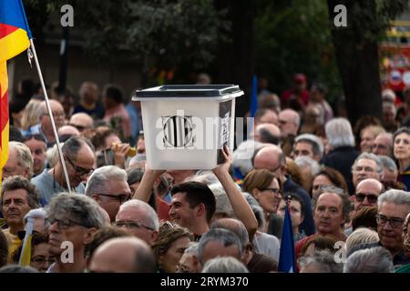 Barcelone, Espagne. 01 octobre 2023. Un manifestant montre une urne de vote à l'occasion du sixième anniversaire du référendum unilatéral en Catalogne sur la Plaza de Catalunya. Convoqués par le Conseil de la République de Catalogne, des centaines de manifestants ont suivi l’événement du sixième anniversaire du référendum unilatéral en Catalogne le 1 octobre 2017. (Photo de Paco Freire/SOPA Images/Sipa USA) crédit : SIPA USA/Alamy Live News Banque D'Images