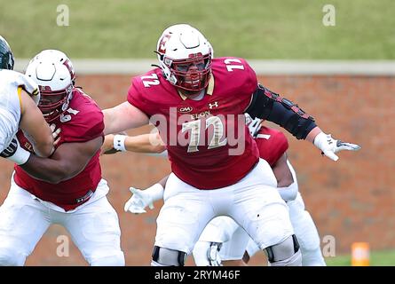 30 septembre 2023 : Caleb Krings (72), junior de l'Université Elon, s'oppose à William et Mary. Match de football NCAA entre l'Université William Mary et l'Université Elon, au Rhodes Stadium, Elon, Caroline du Nord. David Beach/CSM Banque D'Images