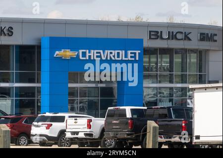 Okotoks, Alberta, Canada. 7 mai 2023. Une entrée de concessionnaire de voitures Chevrolet. Banque D'Images