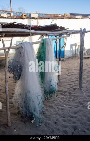 Le filet de pêcheur traditionnel pend sous le soleil chaud sur la plage du village d'Anakao à Madagascar Banque D'Images