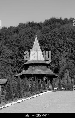 Monastère de Bârsana noir et blanc, église orthodoxe en bois sculpté au bout de la route situé dans la commune de Bârsana, comté de Maramureș Banque D'Images