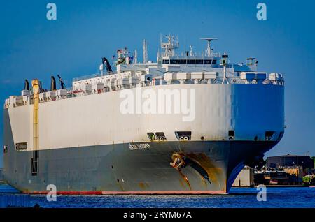 Le transporteur de véhicules Höegh Trooper quitte le port de Mobile, le 30 septembre 2023, à Mobile, en Alabama. Le navire fait partie de la flotte Höegh Autoliners. Banque D'Images