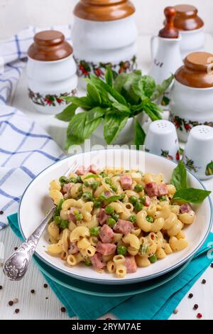 Pâtes faites maison avec des pois verts et du jambon. Banque D'Images