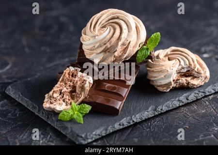 Meringues au chocolat noir en gros plan. Banque D'Images