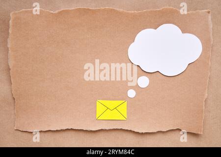 Morceau déchiré de papier artisanal avec icône d'email et bulle de discours vide, style d'art de papier. Carte de voeux, lettre, maquette d'invitation Banque D'Images