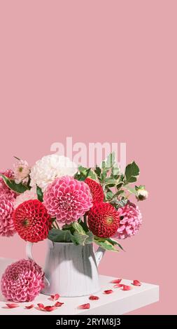 Bouquet d'automne de belles fleurs de dahlias sur table blanche, couleurs roses, vue isométrique. Format d'histoires Smartpone vertical Banque D'Images