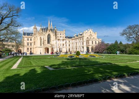 Château de Lednice avec de beaux jardins avec des fleurs, République tchèque Banque D'Images