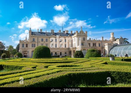 Château de Lednice avec de beaux jardins avec des fleurs, République tchèque Banque D'Images