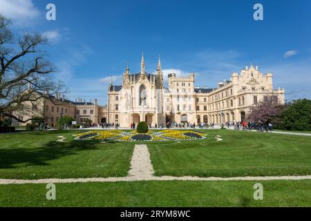 Château de Lednice avec de beaux jardins avec des fleurs, République tchèque Banque D'Images