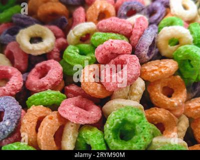 Anneaux de céréales de maïs aux fruits colorés. Gros plan macro très détaillé de cette délicieuse et nutritive faveur du petit déjeuner et de l'en-cas Banque D'Images