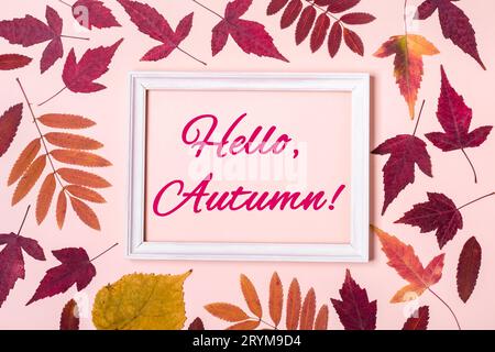 Cadre de feuilles d'automne multicolore. Bonjour, Autumn Words Banque D'Images