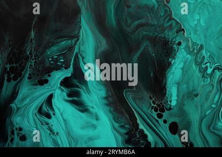 Fluide Art.. Vague abstraite verte tourbillonne sur fond noir. Fond ou texture effet marbre Banque D'Images