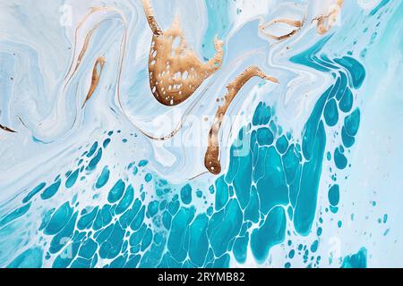 Fluide acrylique Art. Vagues dans des couleurs turquoises avec inclusion dorée liquide. Fond ou texture de marbre abstrait Banque D'Images