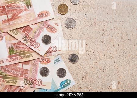 Roubles russes billets de banque et pièces de fond. Paiement en roubles concept. Crise financière, dévaluation ou renforcement du rouble Banque D'Images