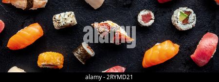 Assortiment de sushis panoramique, plan de pose à plat en hauteur. Rouleaux, maki, nigiri Banque D'Images