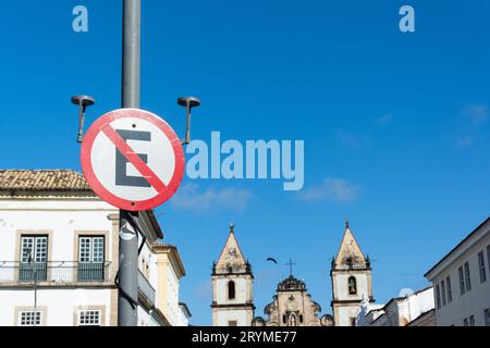 Salvador, Bahia, Brésil - 02 septembre 2023 : panneau de signalisation indiquant qu'il est interdit d'arrêter le véhicule à Pelourinho, centre historique de Salv Banque D'Images