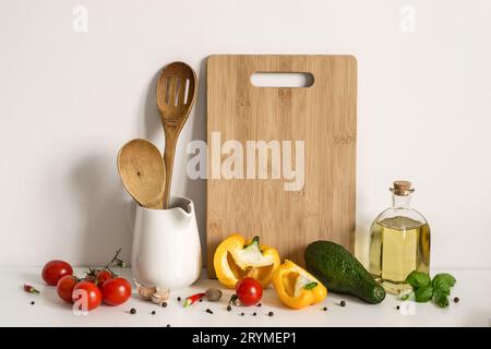 Ustensiles de cuisine, légumes et épices sur fond de mur de table. Maquette de modèle de recette Banque D'Images